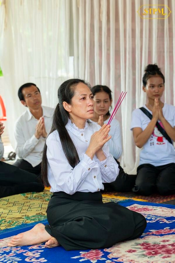 លោកជំទាវបណ្ឌិត ពេជ ចន្ទមុន្នី ហ៊ុនម៉ាណែត អញ្ជើញគោរពវិញ្ញាណក្ខន្ធយុទ្ធជនពលី ចំនួន ៣រូបនៅខេត្តកំពង់ធំ ក្នុងសមរភូមិមុខនៃជម្លោះព្រំដែនកម្ពុជា-ថៃ