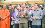 អភិបាលខេត្តកំពង់ស្ពឺ បាននាំយកអំណោយសប្បុរសជនមន្ត្រីរាជការ និងបងប្អូនប្រជាពលរដ្ឋក្នុងខេត្តកំពង់ស្ពឺ ទៅផ្ដល់ជូនដល់បងប្អូនភៀសសិតនៅខេត្តពោធិ៍សាត់។