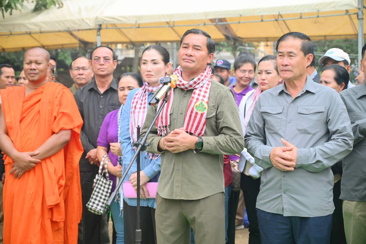 អភិបាលខេត្តកំពង់ស្ពឺ បាននាំយកអំណោយសប្បុរសជនមន្ត្រីរាជការ និងបងប្អូនប្រជាពលរដ្ឋក្នុងខេត្តកំពង់ស្ពឺ ទៅផ្ដល់ជូនដល់បងប្អូនភៀសសិតនៅខេត្តពោធិ៍សាត់។