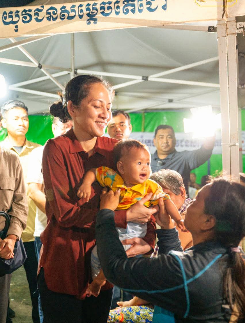 លោកជំទាវបណ្ឌិត ពេជ ចន្ទមុន្នី ហ៊ុនម៉ាណែត អញ្ជើញចុះជួបសួរសុខទុក្ខ បងប្អូនប្រជាពលរដ្ឋដែលកំពុងភៀសសឹកនៅវត្តពោធិ៥០០០​ ខេត្តព្រះវិហារ