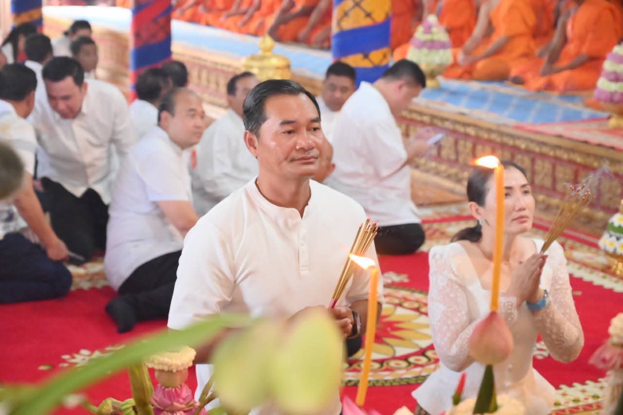 រដ្ឋបាលខេត្តកំពង់ស្ពឺ ធ្វើបុណ្យសលាកភត្តប្រគេនព្រះសង្ឃចំនួន ២០០អង្គ និងបង្សុកូលឧទ្ទិសមហាកុសលដល់ដួងវិញ្ញាណក្ខន្ធ វីរៈកងទ័ព