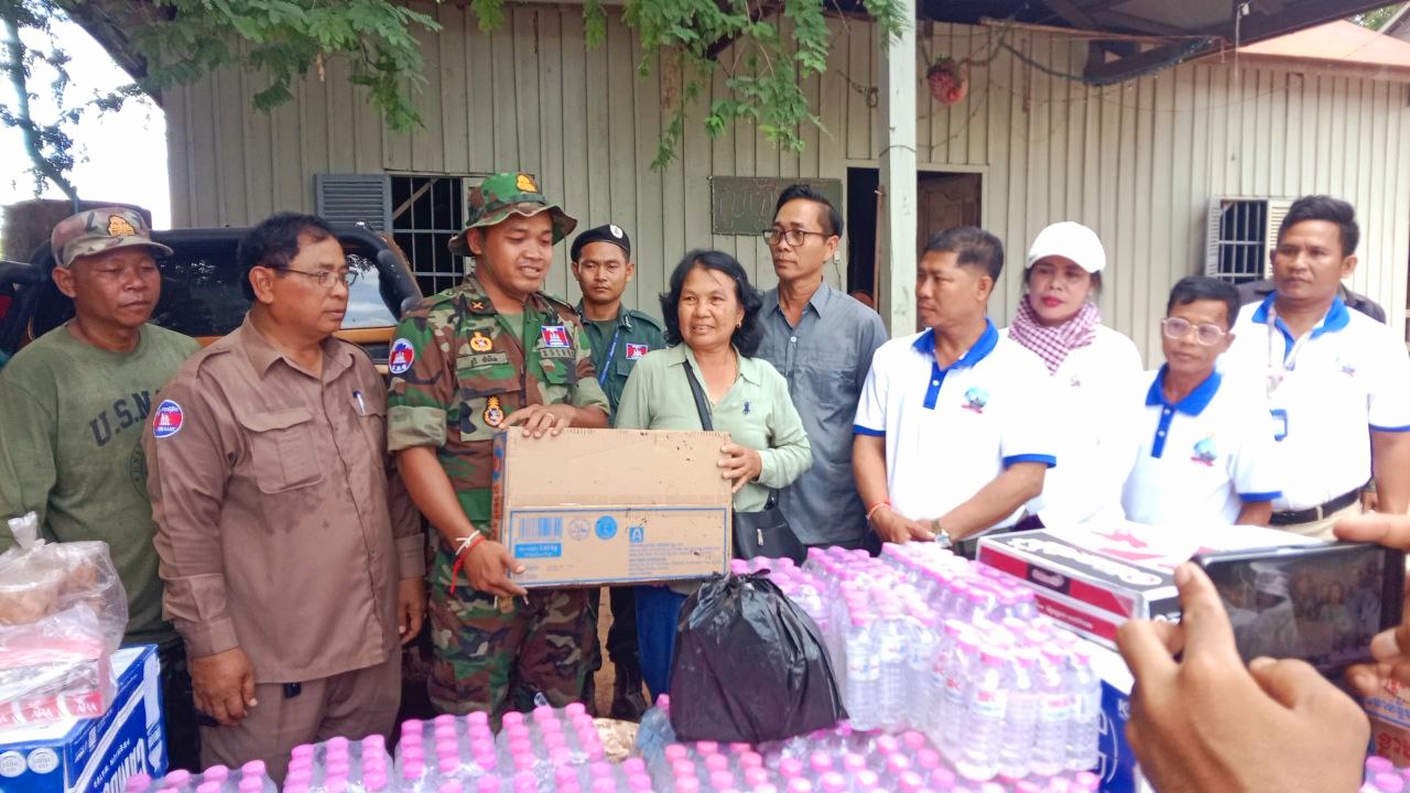 សម្បុរជនបាននាំយកអំណោយជាស្បៀង.គ្រឿងឧបភោគ បរិភោគ ជូនដល់កងទ័ពជួរមុខ និងជនភៀសសឹក ក្នុងខេត្តព្រះវិហារ…