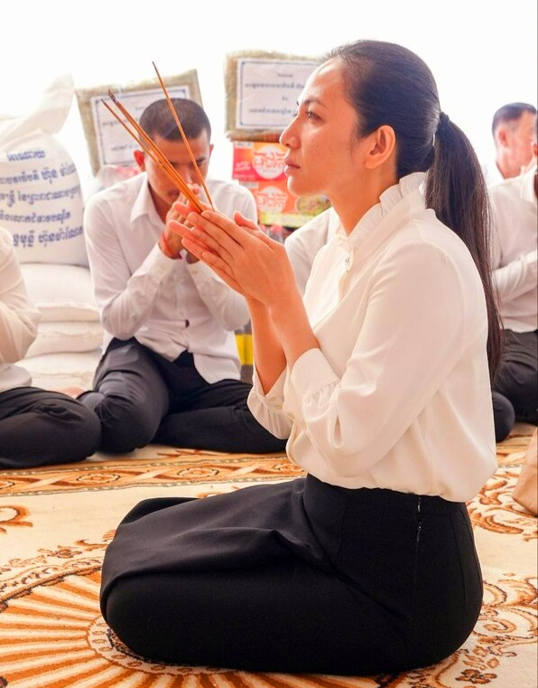 លោកជំទាវបណ្ឌិត ពេជ ចន្ទមុន្នី ហ៊ុនម៉ាណែត បានអញ្ជើញដឹកនាំក្រុមការងារ ចូលរួមគោរពវិញ្ញាណក្ខន្ធ យុទ្ធជនពលីក្នុងសមរភូមិមុខ ក្នុងខេត្តកំពង់ស្ពឺ ខេត្តកំពត និងខេត្តកែប