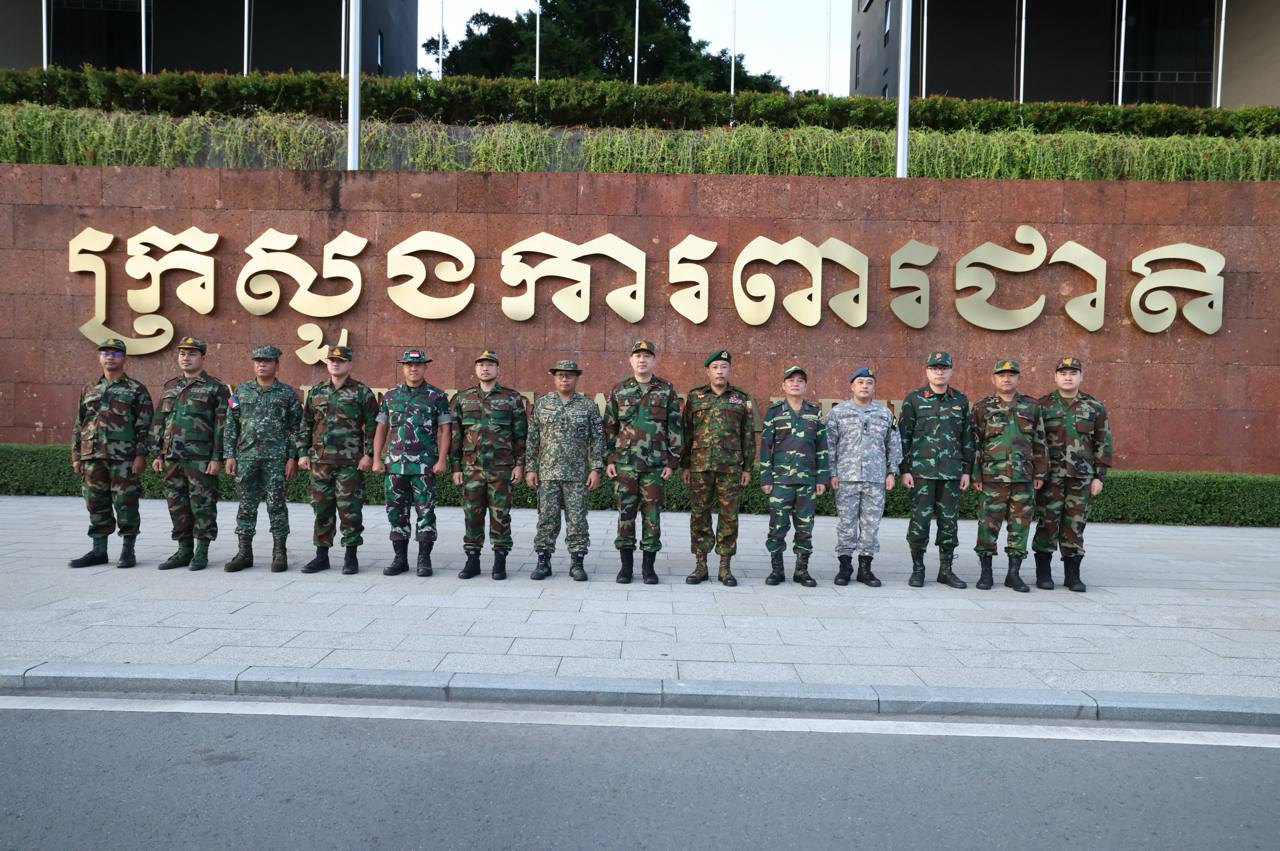 ក្រុមអ្នកសង្កេតការណ៍អន្តរកាល (IOT) អញ្ជើញធ្វើដំណើរចាកចេញពីរាជធានីភ្នំពេញ ដើម្បីចុះសង្កេតការណ៍ស្ថានភាពនៅតាមបណ្តោយព្រំដែន កម្ពុជា-ថៃ