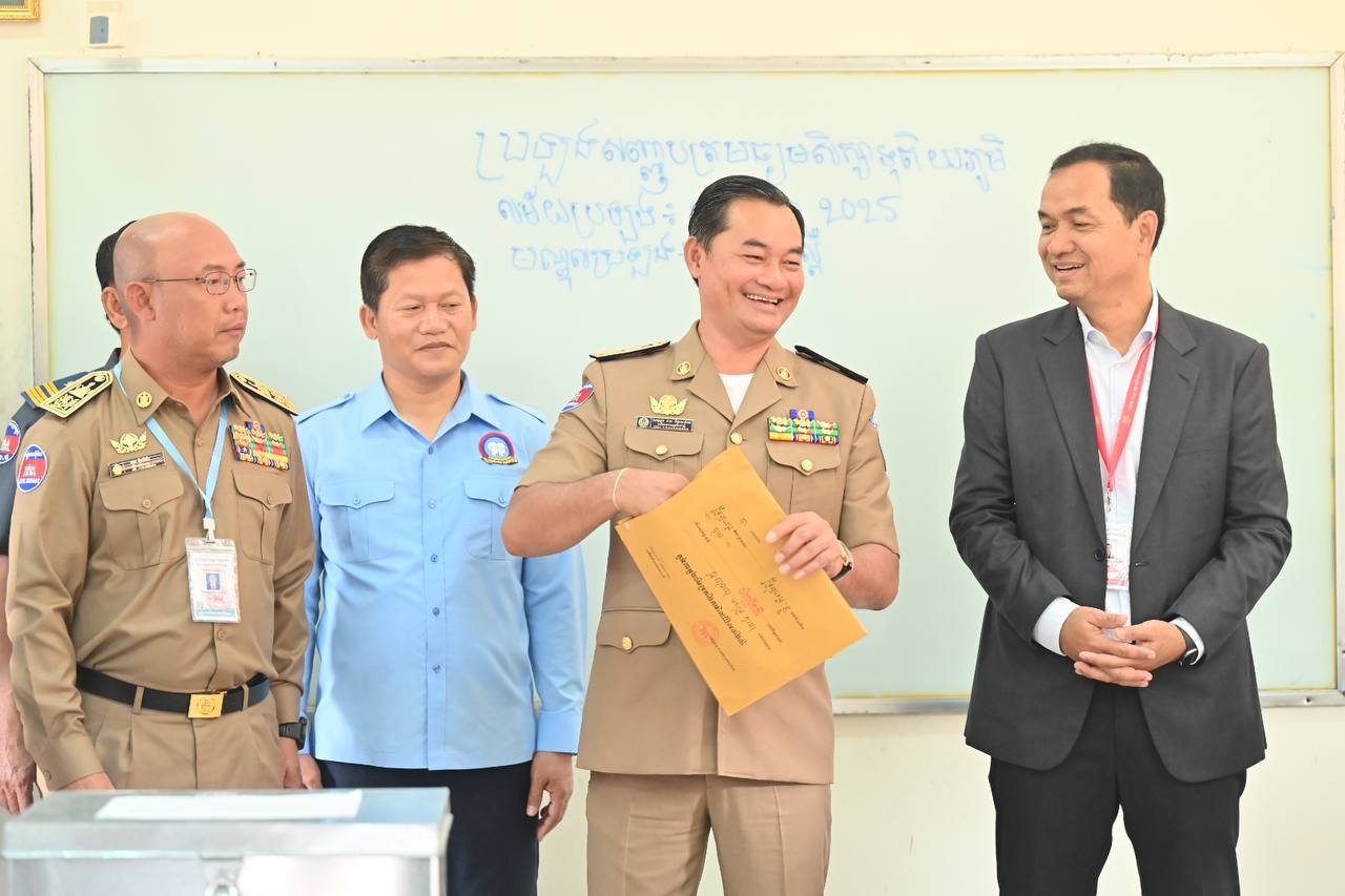 អភិបាលខេត្តកំពង់ស្ពឺ៖ បេក្ខជនប្រឡងសញ្ញាបត្រទុតិយភូមិដណ្តើមបាននិទ្ទេសA នឹងទទួលបានរង្វាន់លើកទឹកចិត្ត