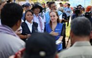 តំណាងអង្គទូត មកពី១១ប្រទេស និងតំណាងទីភ្នាក់ងារអង្គការសហប្រជាជាតិ (UN) ប្រមាណ ១៥ស្ថាប័ន ដោយក្នុងនោះមាន អង្គការសុខភាពពិភពលោក (WHO) និងអង្គការពាក់ព័ន្ធផ្សេងៗទៀត បានចុះពិនិត្យស្ថានភាពជនភៀសសឹក នៅវត្តប្រាសាទបន្ទាយស្រី