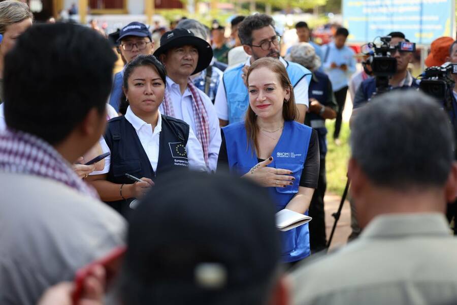 តំណាងអង្គទូត មកពី១១ប្រទេស និងតំណាងទីភ្នាក់ងារអង្គការសហប្រជាជាតិ (UN) ប្រមាណ ១៥ស្ថាប័ន ដោយក្នុងនោះមាន អង្គការសុខភាពពិភពលោក (WHO) និងអង្គការពាក់ព័ន្ធផ្សេងៗទៀត បានចុះពិនិត្យស្ថានភាពជនភៀសសឹក នៅវត្តប្រាសាទបន្ទាយស្រី