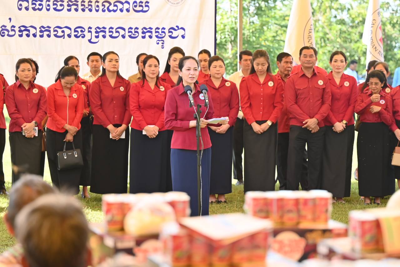 លោកជំទាវបណ្ឌិត ពេជ ចន្ទមុន្នី ហ៊ុនម៉ាណែត អញ្ជើញសំណេះសំណាល សួរសុខទុក្ខ ប្រជាពលរដ្ឋងាយរងគ្រោះបំផុតចំនួន ១.៣២៩គ្រូសារ ក្នុងខេត្តកំពង់ស្ពឺ.