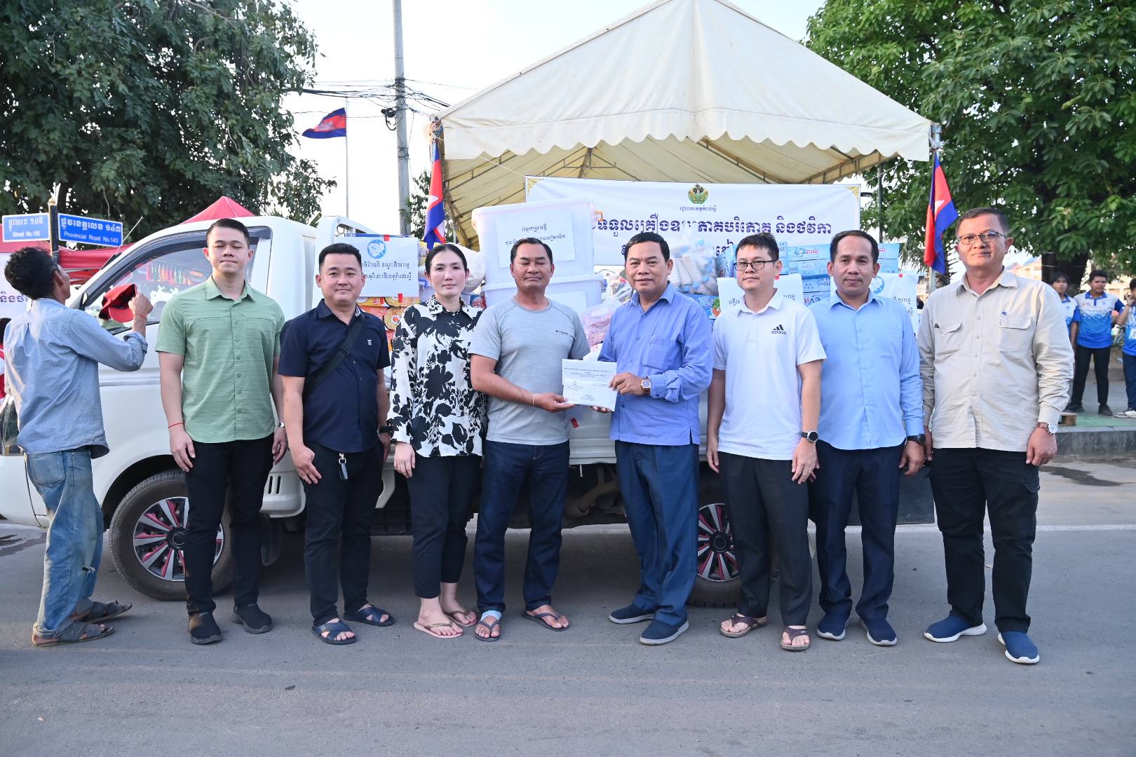 ឯកឧត្តមបណ្ឌិត អភិបាលខេត្តកំពង់ស្ពឺ និងលោកជំទាវ បន្តទទួលសម្ភារៈ ថវិកា របស់បងប្អូននាក់កំពង់ស្ពឺ និងចុះពិនិត្យដោយផ្ទាល់នូវកន្លែងដាក់សម្ភារៈ កន្លែងវិចខ្ចប់