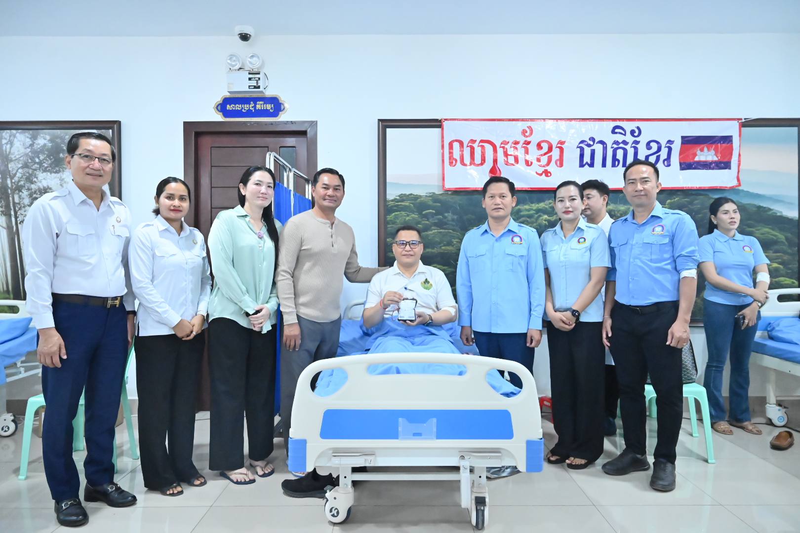 កម្មវិធី បរិច្ចាគឈាមដោយស្ម័គ្រចិត្ត ដែលរដ្ឋបាលខេត្តកំពង់ស្ពឺបានរៀបចំ នៅសាលាខេត្ត គឺជាកាយវិការមនុស្សធម៌ដ៏សំខាន់ និងគួរឱ្យគោរព