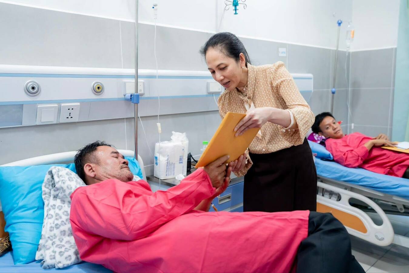 លោកជំទាវបណ្ឌិត ពេជ ចន្ទមុន្នី អញ្ជើញសួរសុខទក្ខយោធិន និងប្រជាពលរដ្ឋ ដែលកំពុងសម្រាកព្យាបាលជំងឺនៅតាមមន្ទីរពេទ្យនានា ក្នុងរាជធានីភ្នំពេញ