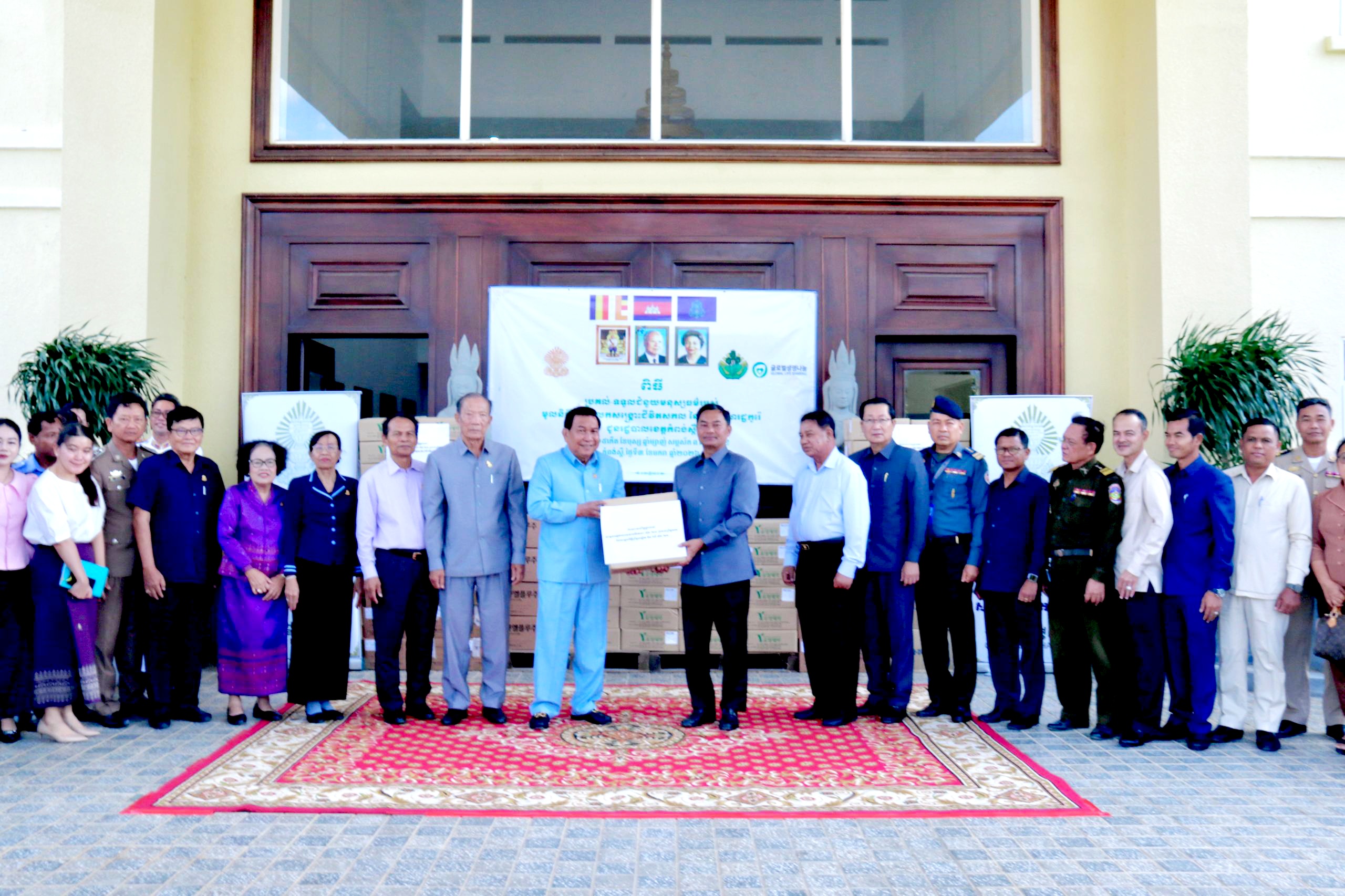 ឯកឧត្តមអភិបាលខេត្តកំពង់ស្ពឺ ទទួលអំណោយមនុស្សធម៌ពីមូលនិធិចែករំលែកសង្គ្រោះជីវិតសកល នៃសាធារណរដ្ឋកូរ៉េ តាមរយៈឯកឧត្តម ម៉ម ប៊ុននាង.