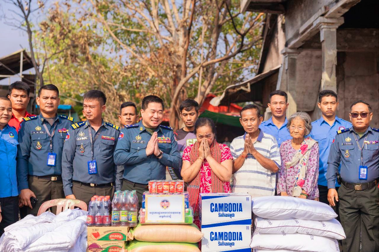 លោកឧត្តមសេនីយ៍ត្រី ម៉េង ស្រ៊ុន មេបញ្ជាការ​​​ បានអញ្ជើញ​ដឹកនាំ​ក្រុម​ការងារ​អាវុធហត្ថ​ខេត្តកំពង់ស្ពឺ​ បន្តចុះសួរសុខទុក្ខ ប្រជាពលរដ្ឋដែលរងគ្រោះអគ្គិភ័យលេបត្របាក់ឆាបឆេះផ្ទះអស់ស្ទើរទាំងស្រុងក្នុង​មូលដ្ឋាន​ស្រុកសំរោងទង ខេត្តកំពង់ស្ពឺ…